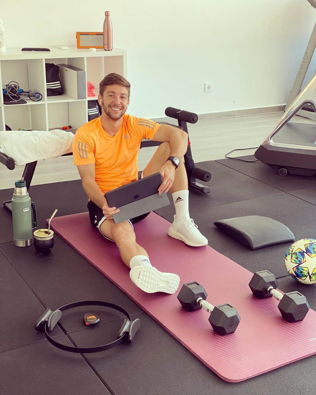 ルシアーノ・ビエットのインスタグラム：「Como llevan la cuarentena ? Por acá  un poco de todo ⚽️, gym , mates , iPad 😂 @adidas #HOMETEAM」