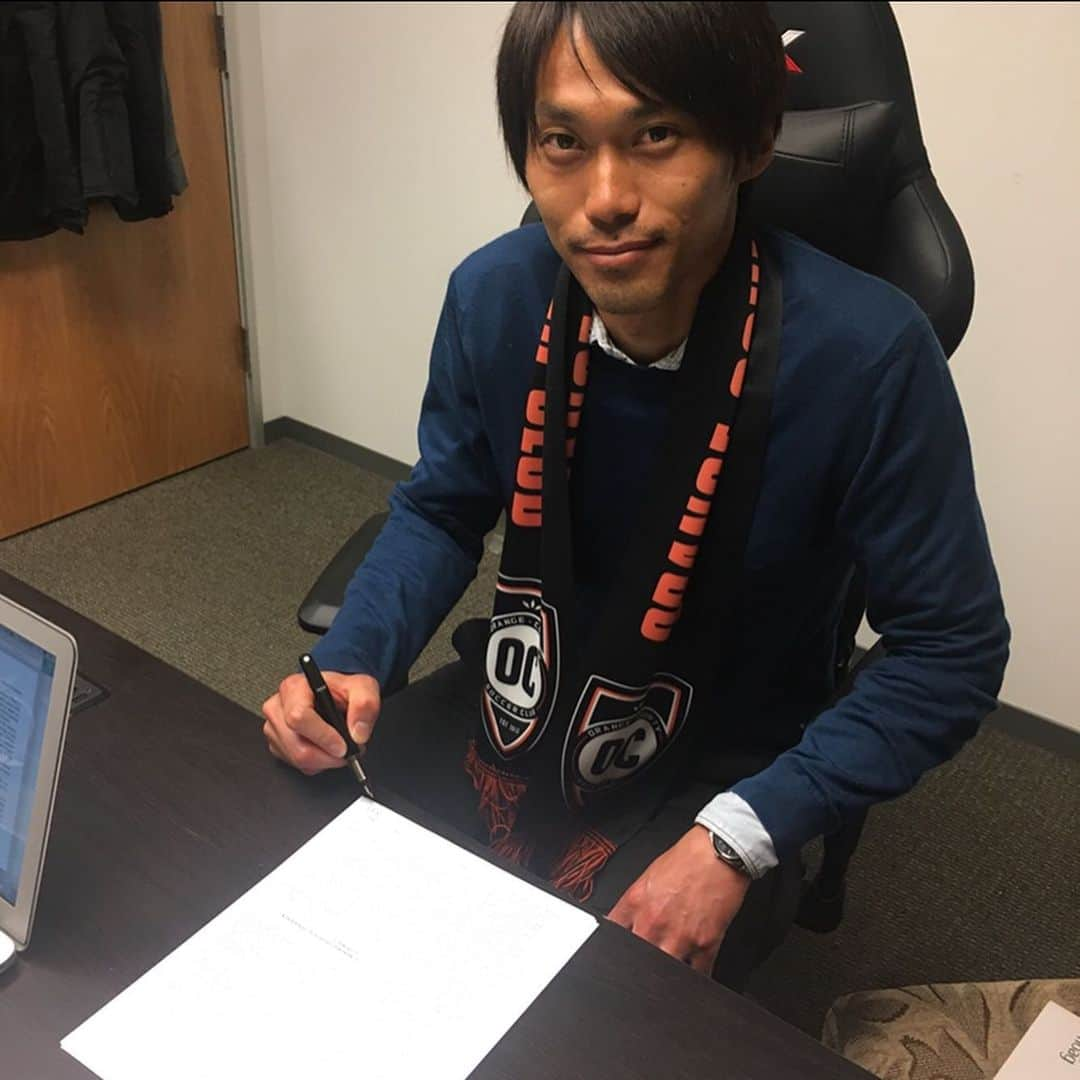 橋本晃司さんのインスタグラム写真 - (橋本晃司Instagram)「At this time, I would like to announce my signing with Grulla Morioka in Japan.  And first off, I would like to thank the OCSC organization for the opportunity to play in the US the last 2 seasons. My family and I truly appreciate all the guidance and support the organization has provided on and off the pitch.  My first time living and playing abroad turned out to be an incredibly positive experience. I understand the US, along with the rest of the world, is going through tough times right now, but I hope we can all come together and get over this hurdle soon.  Hope to see everyone again in the US! Thanks (^^) 皆様大変大変ご無沙汰しております。この度２月のキャンプより参加させてもらっていたグルージャ盛岡でプレーさせていただく事になりました。 世界中が大変な状況のサッカーを続けさせてもらえる事に感謝の気持ちを忘れず、頑張っていきたいと思います。 よろしくお願い致します。  #OCSC#Orange County #OCの思い出#グルージャ盛岡#盛岡冷麺#衝撃の美味しさ#ユニフォーム写真まだ無いので#現場から以上です🙏」3月27日 22時16分 - kojihashimoto0422