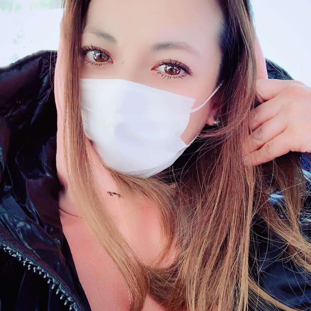 YUUKIさんのインスタグラム写真 - (YUUKIInstagram)「桜咲く、昨日は 小春日和に🤣ダウンジャケットでモコモコ  早朝出勤で天気読めず… トレーニング⁉︎気分な汗だくな1日  #ootd #fashion #instagood #selfie #cordinate #spring #sunnyday #acne #mylife #ダウンジャケット #再登場 #小春日和 #終日仕事 #春 #桜いろ #ストリートファッション #親子兼用 #週末は雪予報  #明日は断捨離」3月27日 22時17分 - yuuki_._official