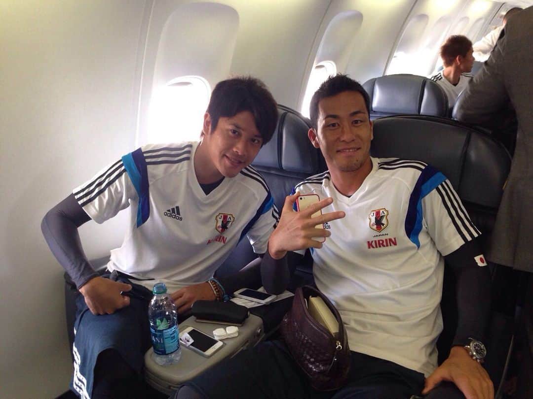 のインスタグラム：「#throwback2014 誰か今日歳とったやつおるな。暇してるファンのためにしゃーなしの内田、うん。写真はブラジルワールドカップに向かう時。#hbd #プレゼントあげない協定継続中 #atsutouchida」