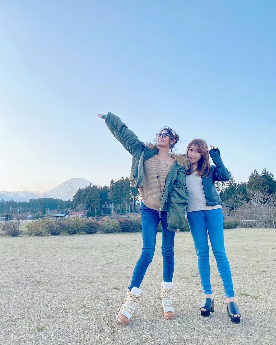 堀えりかさんのインスタグラム写真 - (堀えりかInstagram)「富士山の近くでキャンプ🏕💓 初キャンピングカーで行ったよ☺️ . .  #キャンプ #富士山 #キャンピングカー #冬キャンプ」3月27日 22時20分 - xerikax143