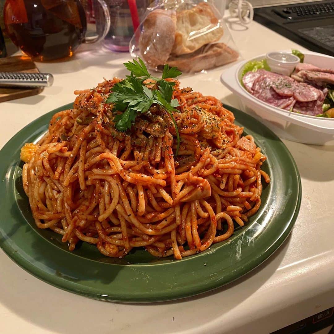 小鳥遊しほのインスタグラム：「400gのパスタで作った本日のナポリタン。からの本日のうどんとおそばです。麺づくし(？)です。  うどんとおそばアカウントもよろしくです。可愛くて死にそう。 @oudon_and_osoba  大変すぎる世の中だけども、飲食と愛する存在は私を救ってくれるのである。 みんな、がんばろう。  #小鳥飯 #ナポリタン #pasta #猫 #ねこ #子猫 #エキゾチックショートヘア #ブリティッシュショートヘア #catstagram #cat #cats #うどんとおそば #猫のいる暮らし #oudon_and_osoba」