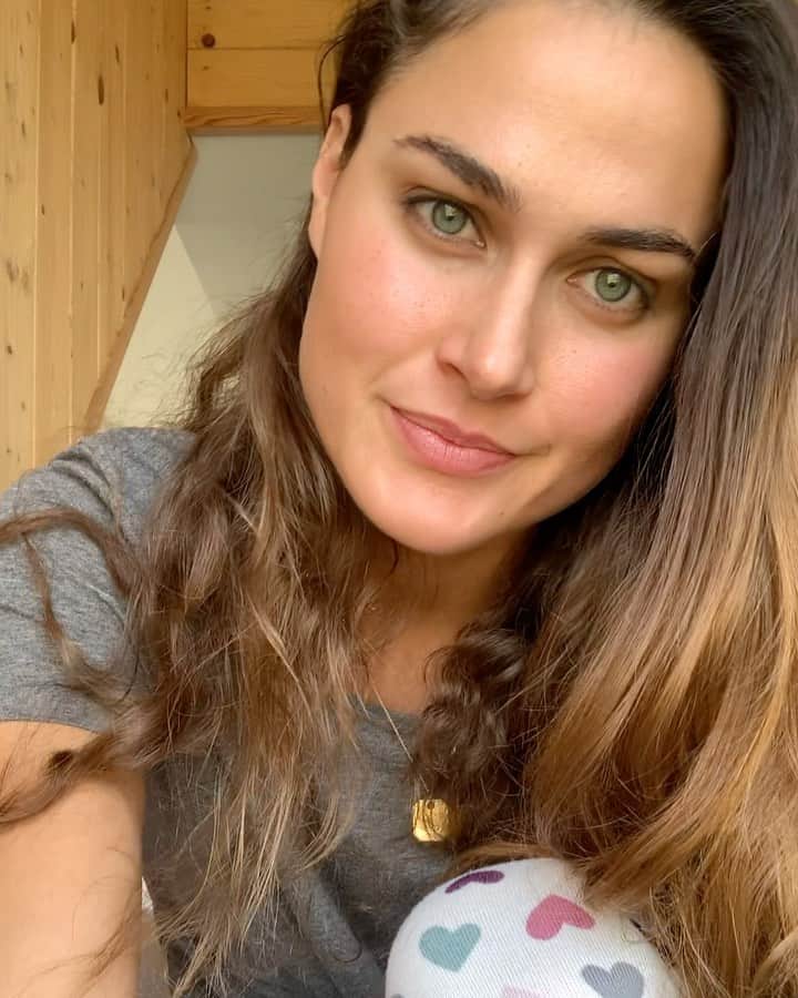 ズザンナ・ヤカボスのインスタグラム：「Aki hozzám hasonlóan szeretne segíteni, annak ajánlom a Győri Segélyalapot:  11737007-15466004-13430005  Ide várják az adományokat, és köszönjük, ha csak egy kicsit is tudtál segíteni!  Jó egészséget Mindenkinek, vigyázzatok! ❤️❤️❤️」