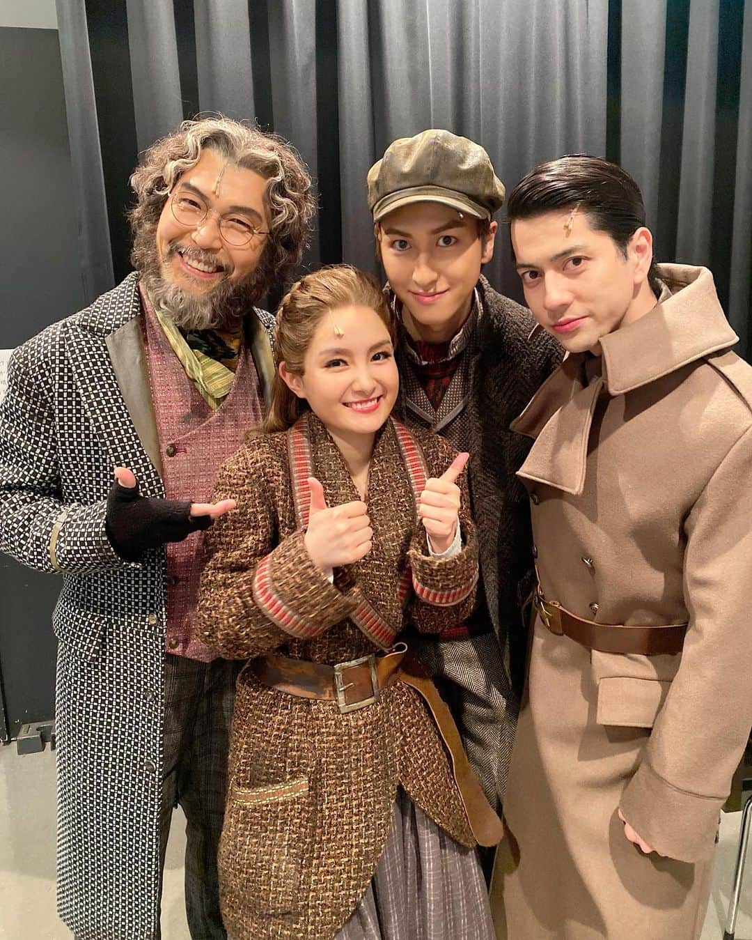 大澄賢也のインスタグラム：「#アナスタシア 「Anastasia 」 東京公演ラストデイでしたー  この状況でも沢山のお客様に観に来て頂き本当に有り難う御座いました。  わかなちゃんアーニャ、 バッチディミトリ 裕介グレブ　でした。  わかなちゃんは本当に度胸と芝居心が半端なく、それでいてキュートなアーニャで大好きでしたー  バッチは言うまでもなく、アーニャの相手役としてしっかりと歌で芝居でリードして本当にたくましかったなぁー  そして裕介グレブは、今回何公演か中止になったせいで、2回だけだったけど、堂々とグレブを演じきって、素晴らしかったよ。  また、いつか必ず、ロシアからパリへの旅、一緒に行こうー  そして、来月は大阪公演ー 予定通りに出来る事を願って🙏  #葵わかな #相葉裕樹 #遠山裕介」