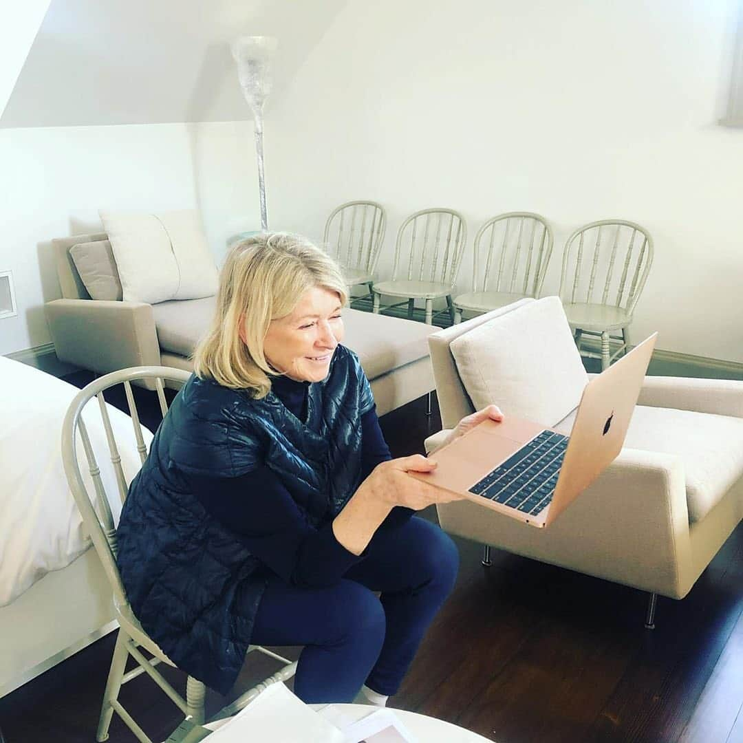 マーサ・スチュワートさんのインスタグラム写真 - (マーサ・スチュワートInstagram)「It’s another busy day of working from home at the Bedford farm! We spotted @marthastewart48 spending her afternoon on a video conference call. 👩🏼‍💻 If you were on a video chat with our founder, what would you ask her? Catch up on all the baking and cooking projects Martha has been up to on the farm while social distancing over on our IGTV. 👆🏼 Plus, stay tuned for new lessons of #homeschoolwithmartha coming your way! #regram via @marthastewart48」3月27日 22時34分 - marthastewart