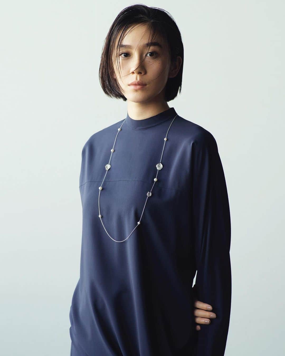 長山一樹のインスタグラム：「最新号ミセスにてMIKIMOTOの撮影より。女性にとってパールの存在とは何なのだろうか？男のそれに代わる物はあるのだろうか？  @mrs._magazine  @official_mikimoto  Model @takeu_chiyuri  Stylist @yukiwatanabe8688  Hair @jg510  Make @nobukomakeup  #ミセス #mikimoto #photography #kazukinagayama #長山一樹 #hasselblad #h6d #ハッセルブラッド #中判カメラ」