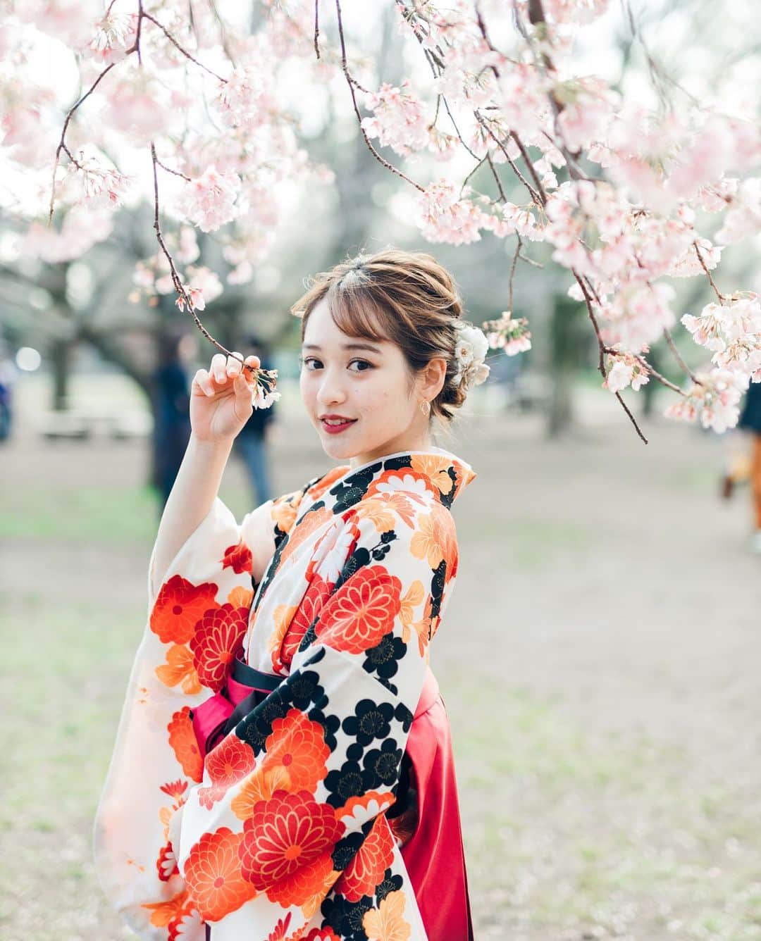 仲谷香春のインスタグラム：「ご報告です。 この度、3月いっぱいで事務所を退所することになりました。同時に芸能のお仕事からも離れることとなりました。 大学卒業という区切りは私にとってかなり大きな決断をしなければならない時期だと以前から思っており、ずっと悩んでいたのですが、芸能活動を辞め、他の仕事に就くという決断をしました。 あっという間でしたが、振り返れば10年も事務所にお世話になっていたみたいです、、。お仕事も色々なことをやらせて頂いたし、普通はできない経験をすることができました。楽しいこと大変なこと色々ありましたがトータルして活動していてよかった！と今思えています。年月が長く、濃い時間だった分悲しいような寂しいようななんだかとても複雑な感情ですが、新しい環境で刺激を受けながら色々なことを学ぼうと思います。頑張るぞ〜！ 皆様には突然のご報告になってしまいごめんなさい😢 ファンレターやコメントなど本当にありがとうございました！何回も読んでめちゃくちゃ元気もらっていました！沢山の方に応援していただいて幸せだったなぁと感謝の気持ちでいっぱいです。ありがとうございました。 今後も街中なんかで見かけたら声かけてくださいね☺️ 長くなりましたが、この辺で。 それではまたどこかで！  仲谷香春」