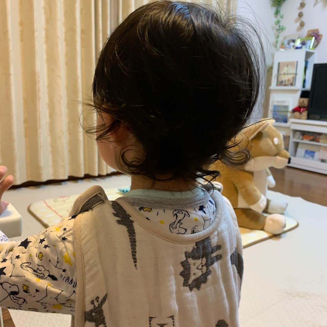 百千糸のインスタグラム：「1枚目Before  2枚目、3枚目after  毛先の癖毛が可愛くて伸ばし続けてましたが、段々と暖かくなってきたので切りました。YouTubeを見せている間に急いで切りました！結構上手く切れたと思う^_^  女の子に間違えらることが多かったけど、切ったらやんちゃ感が出て男の子になりました。」