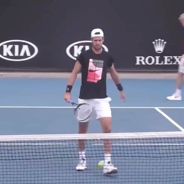 カレン・ハチャノフのインスタグラム：「🎾&⚽️ ᴀʟʟ sᴘᴏʀᴛs ᴛᴏɢᴇᴛʜᴇʀ!  @nike @3gerardpique」