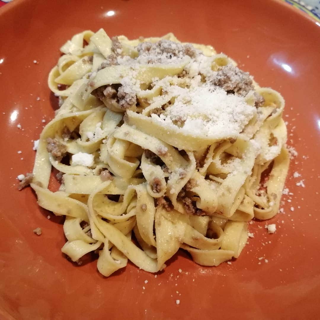 翠千賀さんのインスタグラム写真 - (翠千賀Instagram)「今日の我が家のお夕飯は鴨肉のラグーとスティックサラダ。手作りにんにく味噌、ヨーグルトソースでスティックサラダはペロリとなくなりました。ちなみに我が家はヨーグルトも相方の手作りです。発酵食品、素晴らしい！コロナなんかに負けちゃ駄目！今出来ることをしよう！ #ragudianatra #cucinaitaliana  #cena  #forzatuttoilmondo  #vinceremo  #負けるな #免疫力アップ  #いまできること  #発酵食品  #鴨肉のラグー」3月27日 22時58分 - chika.midori