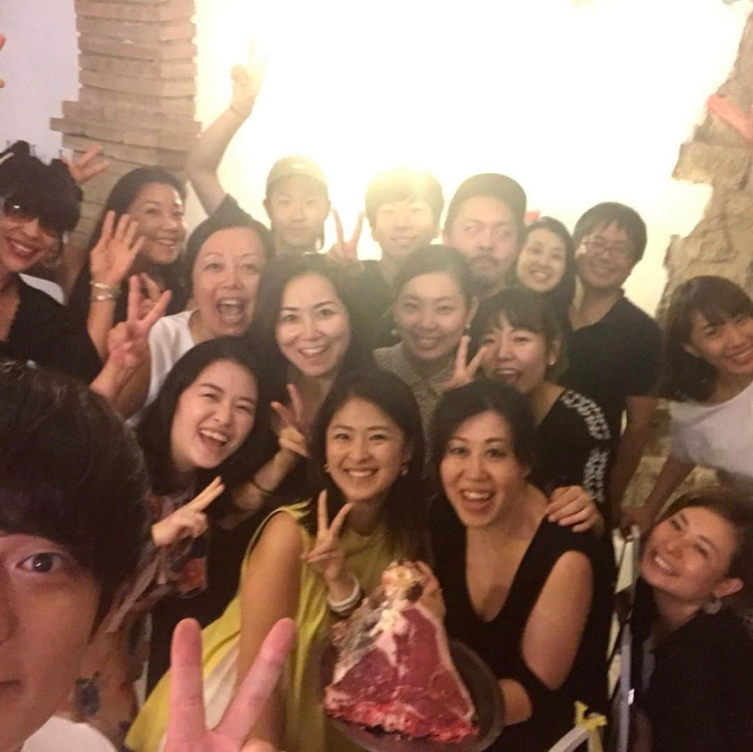 村本大輔さんのインスタグラム写真 - (村本大輔Instagram)「‪フィレンツェの友達からメールきた。イタリアは仕事休ませて賃金の補償をしてくれる。外出禁止の中、外で歩いたら高額な罰金取られる。多分そこからも補償の額賄ってんじゃない？って言ってた。ドローン使って外出者いないか見回ってるって言ってた。‬素晴らしいね。  #フィレンツェのみんな元気かい？ #写真はフィレンツェ」3月27日 23時00分 - muramotodaisuke1125