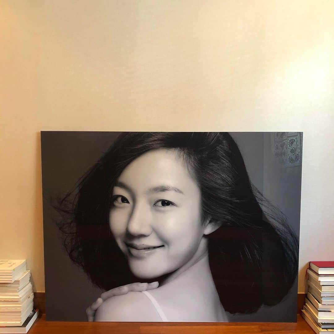 イム・スジョンのインスタグラム：「📷📚 머리카락을 자를까 말까, 자를까 말까.. 보헤미안 스타일을 좋아해서 몇년 동안 기른 머리카락이 지금은 제법 길다. 그런데 얼마전부터 자르고 싶은 마음이 슬슬 오른다. #저어떻게할까요」