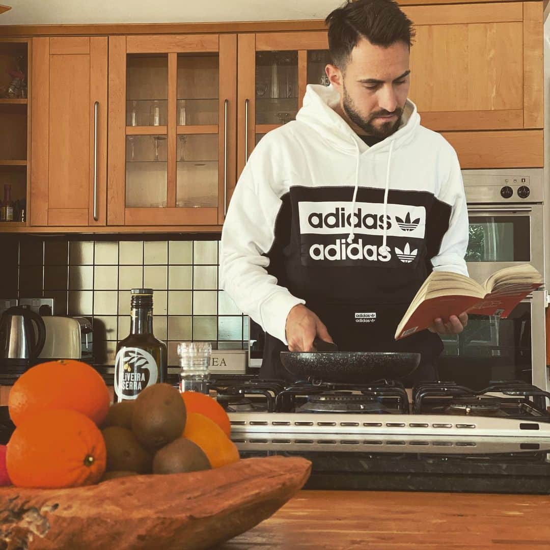 ルーカス・ルップのインスタグラム：「Shall i be the next chef for @adidas_de ?👨🏻‍🍳 📖  What are you up to these days?#hometeam」