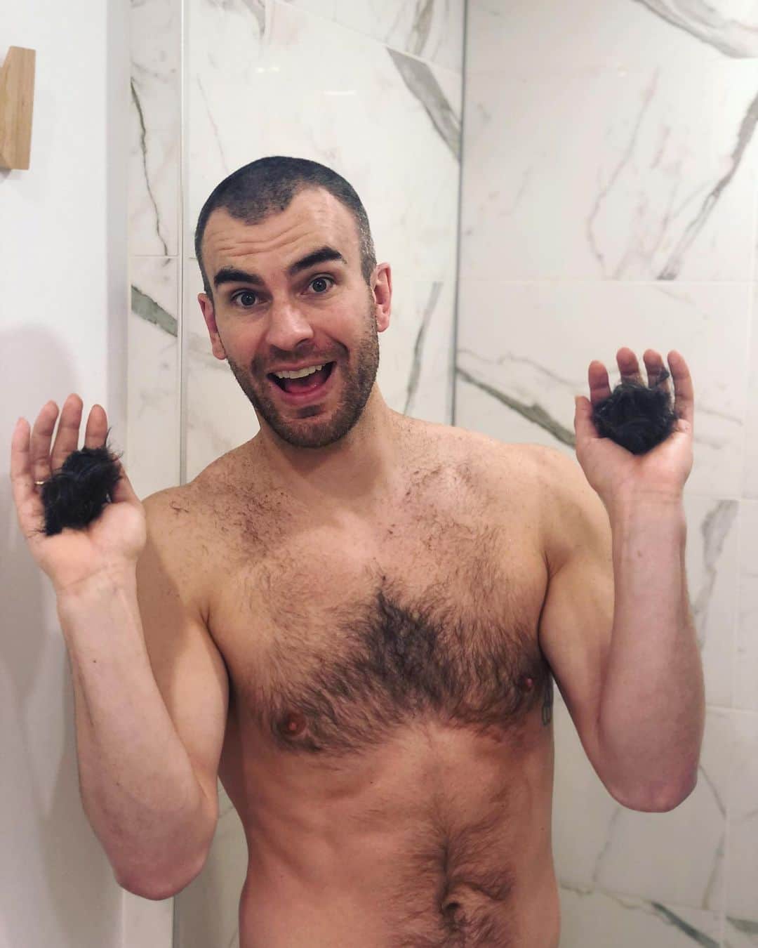 エリック・ラドフォードさんのインスタグラム写真 - (エリック・ラドフォードInstagram)「Just a little off the top.😁 No I haven’t gone crazy.....yet! I’ve been wanting to do this for a long while and I think now was the time. Feels refreshing!! Whatcha think?  #timeforchange #quarantine #crazy #headshaved #nohairdontcare #keepingbusy」3月27日 23時10分 - ericradford85