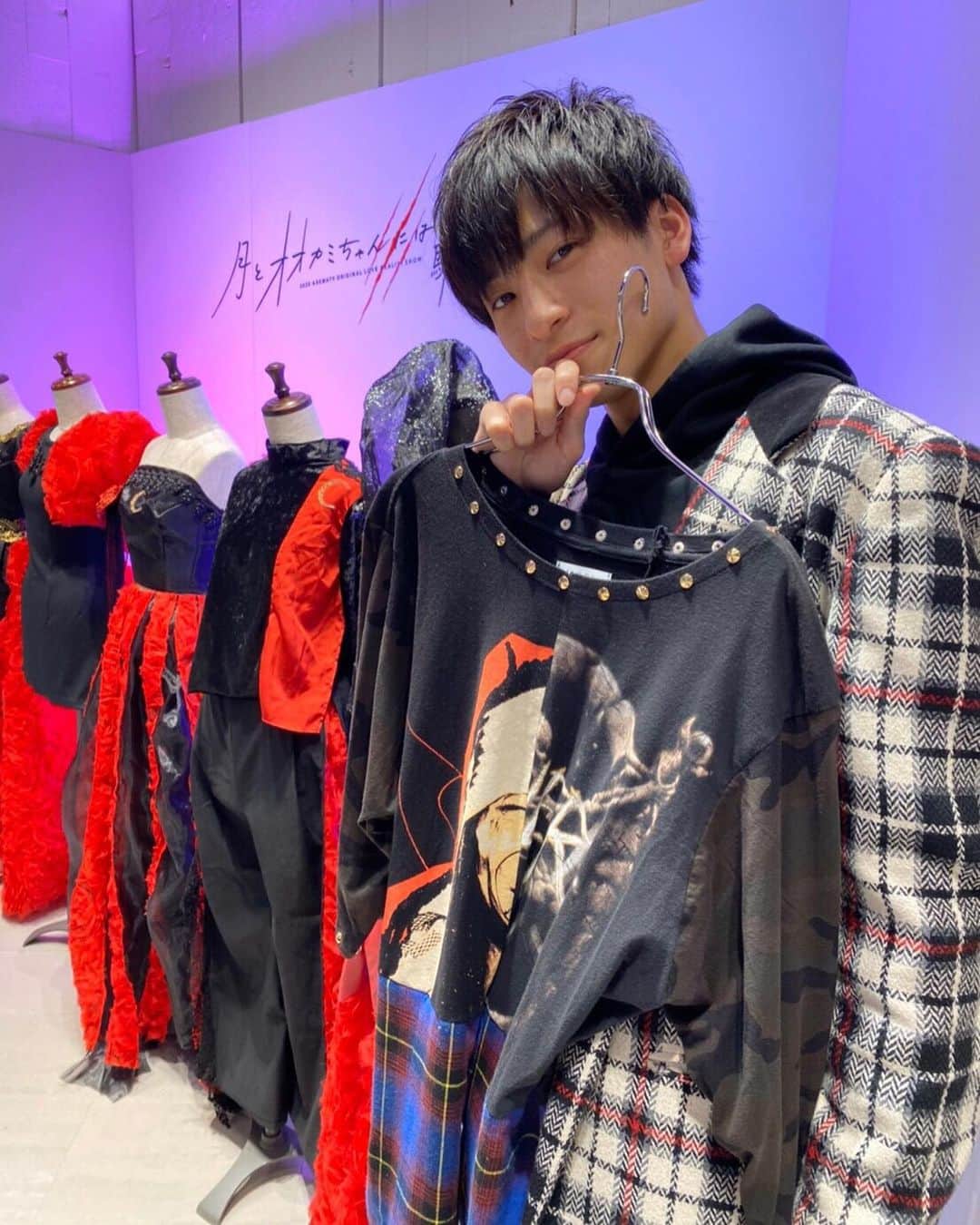 岡田翔大郎のインスタグラム：「. MOON見に行けてよかった！！ . 11人みんなで作り上げたものを皆さんに生で見ていただくことができないのはとても残念ですが、通販での販売で少しでも多くの方に商品が届くといいな〜🌙🌙 . ちなみに、5枚目のメッセージは第12話でも放送されていた僕のメッセージです！！見返して確認してみてくださいね👍  #月とオオカミちゃんには騙されない #moon」
