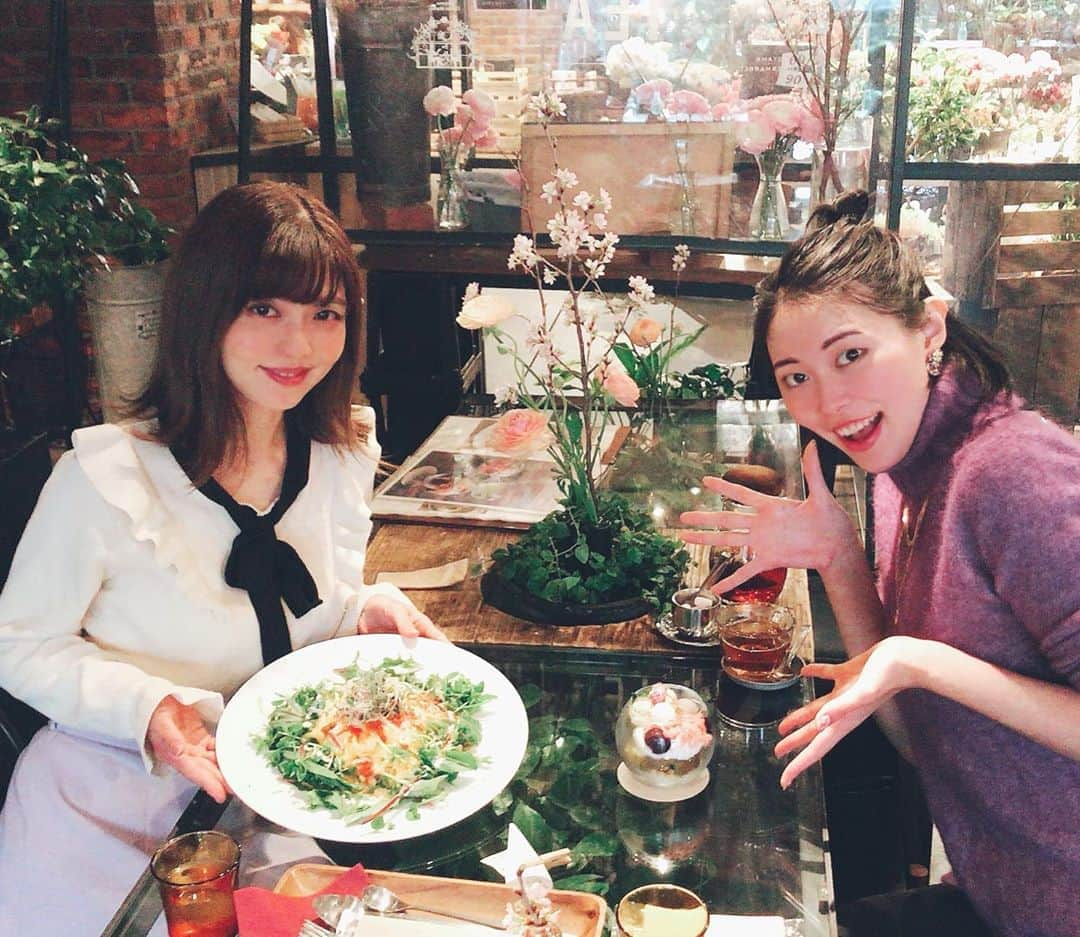 茜結さんのインスタグラム写真 - (茜結Instagram)「はぎがお誕生日のお祝いしてくれたよ💗わーい🙌  しかも、ずーっとここ、行きたかったとこなんだよね。 もう、最高！どの方向見てもバエルし、浄化パワー半端ない！ 癒されるーー💗  そしてやっぱ、はぎゎ私にないところをたくさん持ってる。 たくさん話したなぁ。 とっても刺激的だわ💗好き  #女優  #賞味期限は食べ頃ですグラドル #ミニマム #グラビアアイドル #大人可愛い #maturemodel #urecco #Bitter #グランプリ  #グラビア #1ミリでもいいなと思ったらRT  #フォローしてね #女優 #グラビアアイドル #フォロワー増やしたい#フラワー #青山フラワーマーケット #青山フラワーマーケットカフェ #お誕生日 #お祝い #カフェ #カフェ好きな人と繋がりたい #お花好きな人と繋がりたい #バエル #ばえ #ばえすぽっと」3月27日 23時20分 - yui10270206