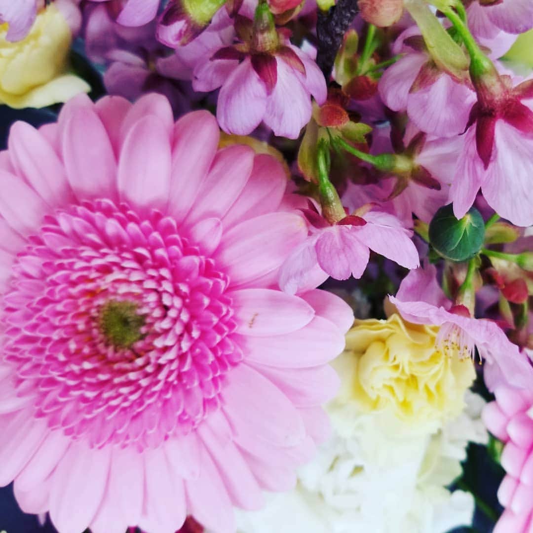 のインスタグラム：「そして今日もお花でしめましょう🌼」