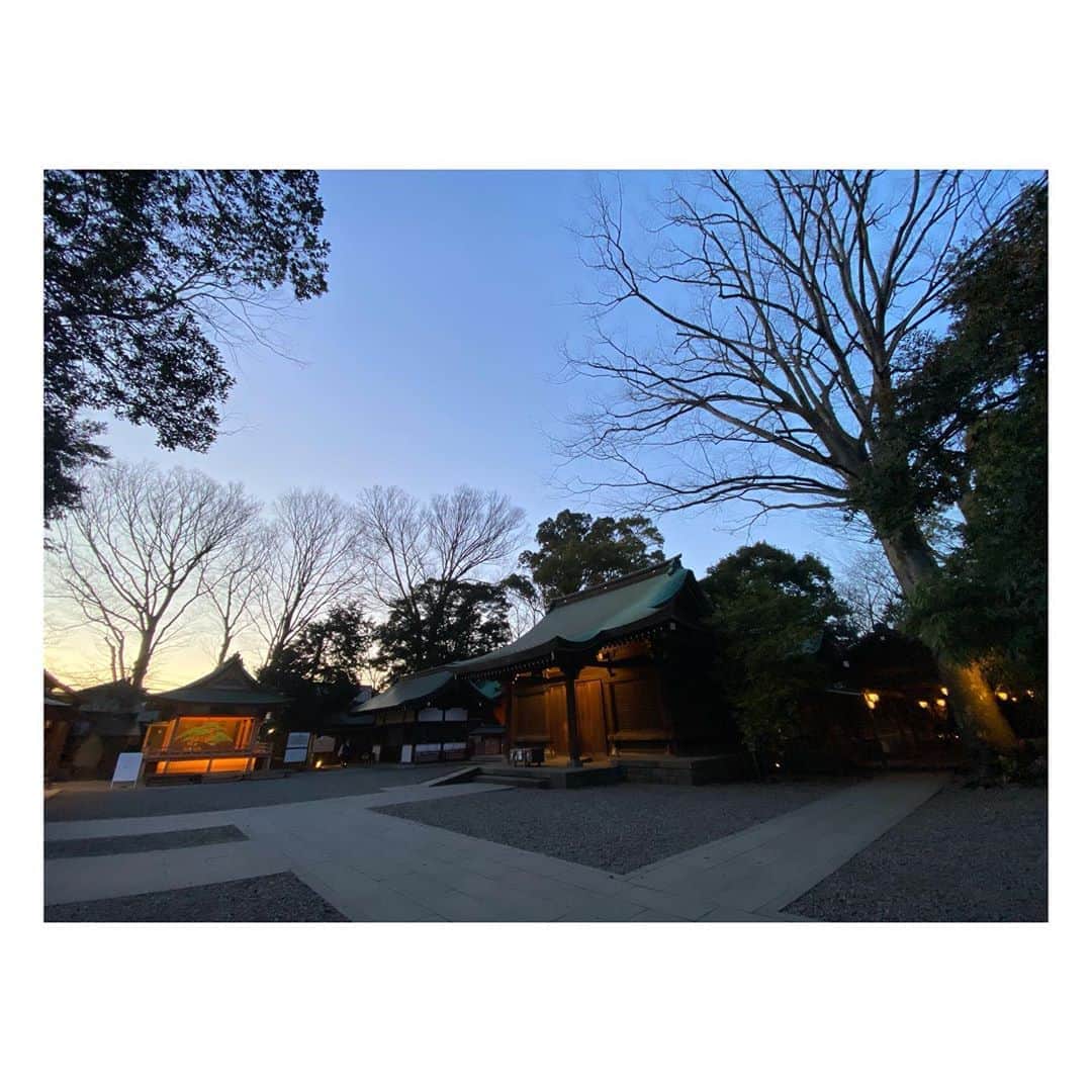小原好美さんのインスタグラム写真 - (小原好美Instagram)「この前川越へ行ってきました。 満開でバッチリなタイミングで行けたぁ。  でも今回は正直行くの迷いました。 インスタへあげることも。  でも世界中が笑顔になれるよう 熊野神社と氷川神社でお願いしてきました。 ここは願いが叶う場所なので。  今年もとっても綺麗に咲いていました🌸 きっと来年も変わらず咲いてくれる！ 行きたい！って方は今回は無理しないでくださいね。 桜や川越は来年も変わらずみんなを迎えてくれます。  川越祭り行われるといいなっ。  #川越 #月がきれい #コメントありがとうございます」3月27日 23時22分 - konomi_kohara0628