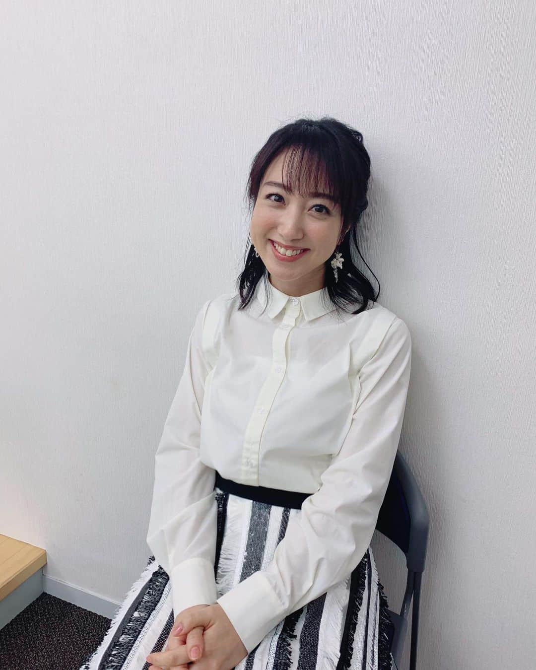 川田裕美さんのインスタグラム写真 - (川田裕美Instagram)「テレビ朝日系 『ビートたけしのTVタックル』  衣装 ブラウス　#ノスタルジア アクセサリー　#エンシャンテ」3月27日 23時22分 - hiromikawata163