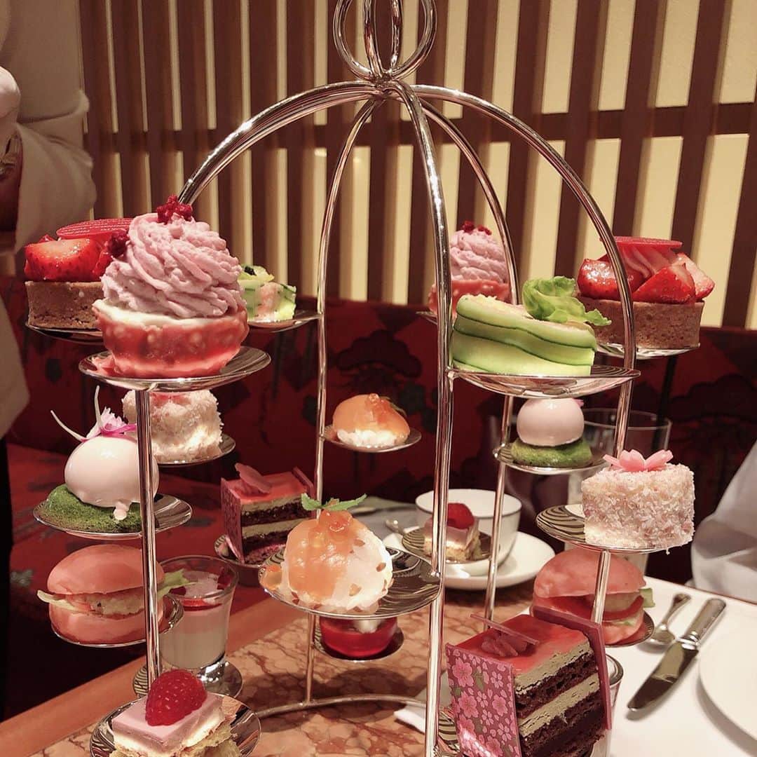 沖玲奈さんのインスタグラム写真 - (沖玲奈Instagram)「すこし前の金沢〜白川郷〜飛騨〜長野の時の写真や女子会、お祝いの会など🍣🍎🥂直近のものではなく、時系列はかなりバラバラです。笑 旅行はまだ寒かったけど、どこも落ち着いた街並みでゆっくり出来て最高だった♨️ 長野の穂高にある #chilloutstylecoffee は店内の香りと深めのソファー×カウンターが居心地良過ぎたので、また行きたいな☕️🌿 お客さんもいっぱいでした👨‍👩‍👧💫 . そして先日の久々の10kmの記録も付けておいた🤣🌟走り込んでた時期と比べたら、やっぱスピードは出にくくなってる。。😯節制しないとw 落ち着いたらまたレースも沢山出たいなー🏃‍♀️今は出来る限りのことをしておこう✨体幹と脚は宅トレで出来る💪w #国内旅行 #金沢 #ひがし茶屋街 #白川郷 #北陸 #長野 #安雲野 #旅ラン #女子会 #ランニング #workout #trip #running」3月27日 23時27分 - reinaoki2508