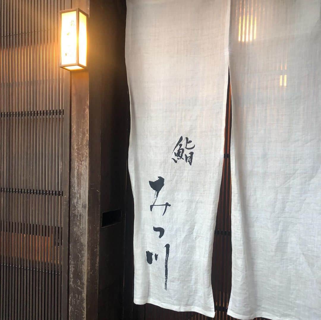 沖玲奈さんのインスタグラム写真 - (沖玲奈Instagram)「すこし前の金沢〜白川郷〜飛騨〜長野の時の写真や女子会、お祝いの会など🍣🍎🥂直近のものではなく、時系列はかなりバラバラです。笑 旅行はまだ寒かったけど、どこも落ち着いた街並みでゆっくり出来て最高だった♨️ 長野の穂高にある #chilloutstylecoffee は店内の香りと深めのソファー×カウンターが居心地良過ぎたので、また行きたいな☕️🌿 お客さんもいっぱいでした👨‍👩‍👧💫 . そして先日の久々の10kmの記録も付けておいた🤣🌟走り込んでた時期と比べたら、やっぱスピードは出にくくなってる。。😯節制しないとw 落ち着いたらまたレースも沢山出たいなー🏃‍♀️今は出来る限りのことをしておこう✨体幹と脚は宅トレで出来る💪w #国内旅行 #金沢 #ひがし茶屋街 #白川郷 #北陸 #長野 #安雲野 #旅ラン #女子会 #ランニング #workout #trip #running」3月27日 23時27分 - reinaoki2508