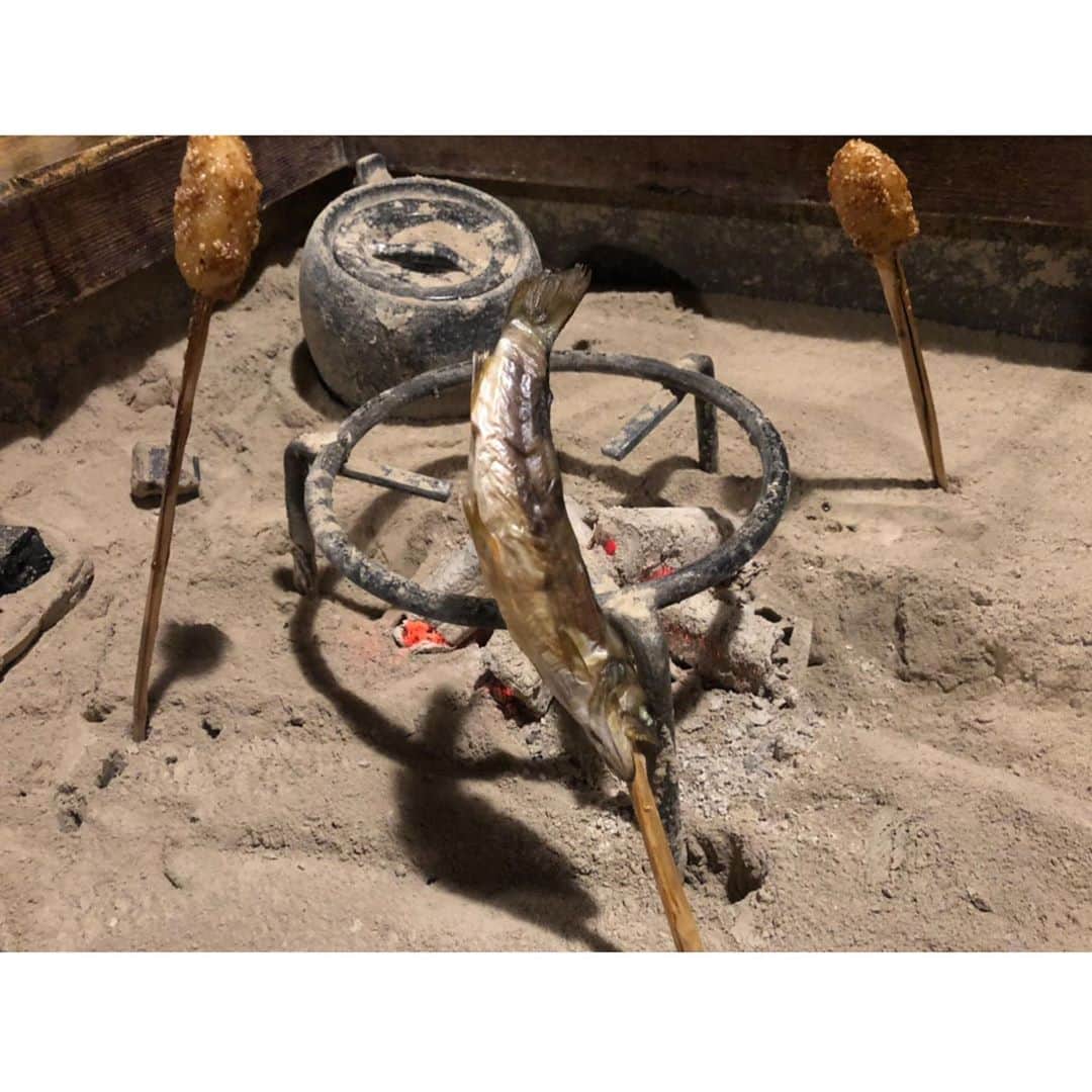 沖玲奈さんのインスタグラム写真 - (沖玲奈Instagram)「すこし前の金沢〜白川郷〜飛騨〜長野の時の写真や女子会、お祝いの会など🍣🍎🥂直近のものではなく、時系列はかなりバラバラです。笑 旅行はまだ寒かったけど、どこも落ち着いた街並みでゆっくり出来て最高だった♨️ 長野の穂高にある #chilloutstylecoffee は店内の香りと深めのソファー×カウンターが居心地良過ぎたので、また行きたいな☕️🌿 お客さんもいっぱいでした👨‍👩‍👧💫 . そして先日の久々の10kmの記録も付けておいた🤣🌟走り込んでた時期と比べたら、やっぱスピードは出にくくなってる。。😯節制しないとw 落ち着いたらまたレースも沢山出たいなー🏃‍♀️今は出来る限りのことをしておこう✨体幹と脚は宅トレで出来る💪w #国内旅行 #金沢 #ひがし茶屋街 #白川郷 #北陸 #長野 #安雲野 #旅ラン #女子会 #ランニング #workout #trip #running」3月27日 23時27分 - reinaoki2508