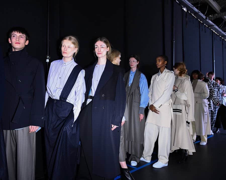 WWDジャパンさんのインスタグラム写真 - (WWDジャパンInstagram)「コレクション・リポート：「ウジョー」パリ進出ショーの裏側　"日本のシンプルな服"へのフラストレーションから生まれた"不完全な形"の服﻿ ﻿ 西崎暢デザイナーによる「ウジョー（UJOH）」は、パリ・ファッション・ウイークのオフスケジュールで2020-21年秋冬のコレクションを発表した。16-17年秋冬シーズンからミラノでショー形式で発表をし、パリでは展示会をしていたが、今季満を持してパリでショーを行ったかたちだ。﻿ ﻿ ショー当日のバックステージは、慣れない開催地であわただしいだろうと予想してしていたが、実際は非常に落ち着いた雰囲気。そこにいる人それぞれが、いつまでに何をするべきなのかを把握しているようだった。﻿ ﻿ 西崎デザイナーもリラックスした様子で、ショー前にもかかわらず丁寧にインタビューに応じてくれた。﻿ ﻿ コレクション・リポートの全編は @wwd_jp のストーリーまたはプロフィールのリンクから﻿ ﻿ PHOTO : KOJI HIRANO﻿ ﻿ #ウジョー #UJOH #PFW #PFW2020 #Parisfashionweek #parisfashionweek #fashionweek #fashionmonth #2020aw #20aw #aw2020 #aw20 #2020fw #20fw #fw2020 #fw20﻿」3月27日 23時34分 - wwd_jp