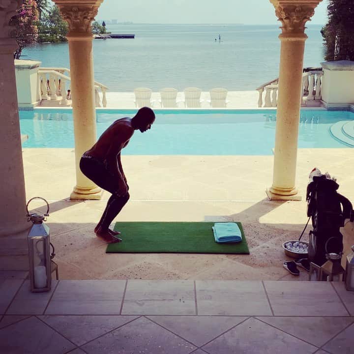 レイ・アレンのインスタグラム：「Two days under my belt with yoga and I'm getting stronger! I've never been able to do a headstand until today!  Watch out now! #namasteyoasshome」