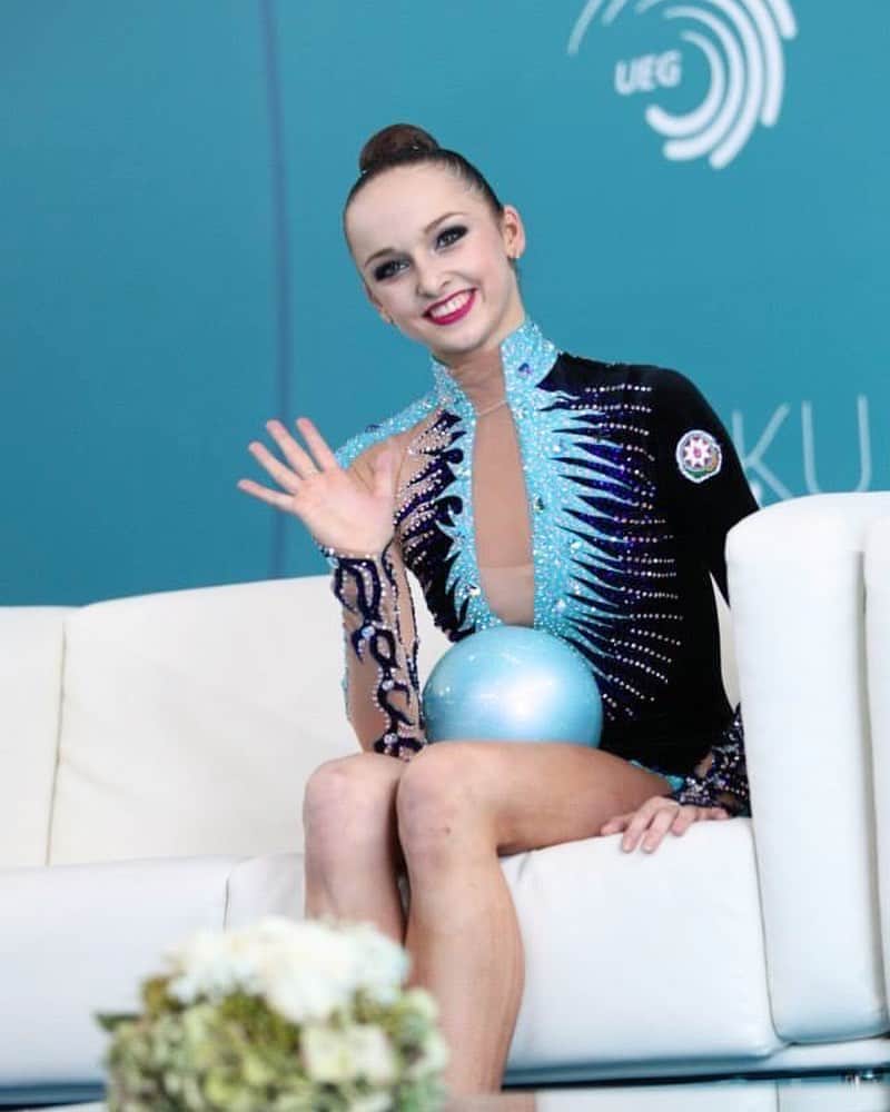マリナ・デュランダのインスタグラム：「❤️I am very grateful to share with you a new website to find live online training sessions for rhythmic gymnasts and coaches @rgonlinetraining .❤️ https://rgonlinetraining.as.me/schedule.php  We are excited to be able to give the rhythmic gymnastics community a place to go where they can learn, be inspired, have fun, and unite with others all around the world, especially during this difficult time. This resource is not meant to replace a gymnast’s daily training with her own coach, but we hope that all the training sessions will be positive learning opportunities for both gymnasts and coaches. Please check back often, as new sessions will be continually added.」
