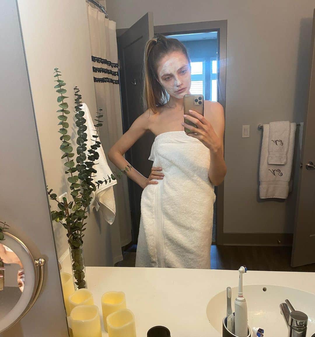 ヴラダ・ロスリャコヴァさんのインスタグラム写真 - (ヴラダ・ロスリャコヴァInstagram)「What beauty treatment are you going to get first when everything will be back? I can’t wait to get my nails with @nailsmanhattankate perfectly done and trim my hair at @dimasalon...」3月27日 23時47分 - vladaroslyakova