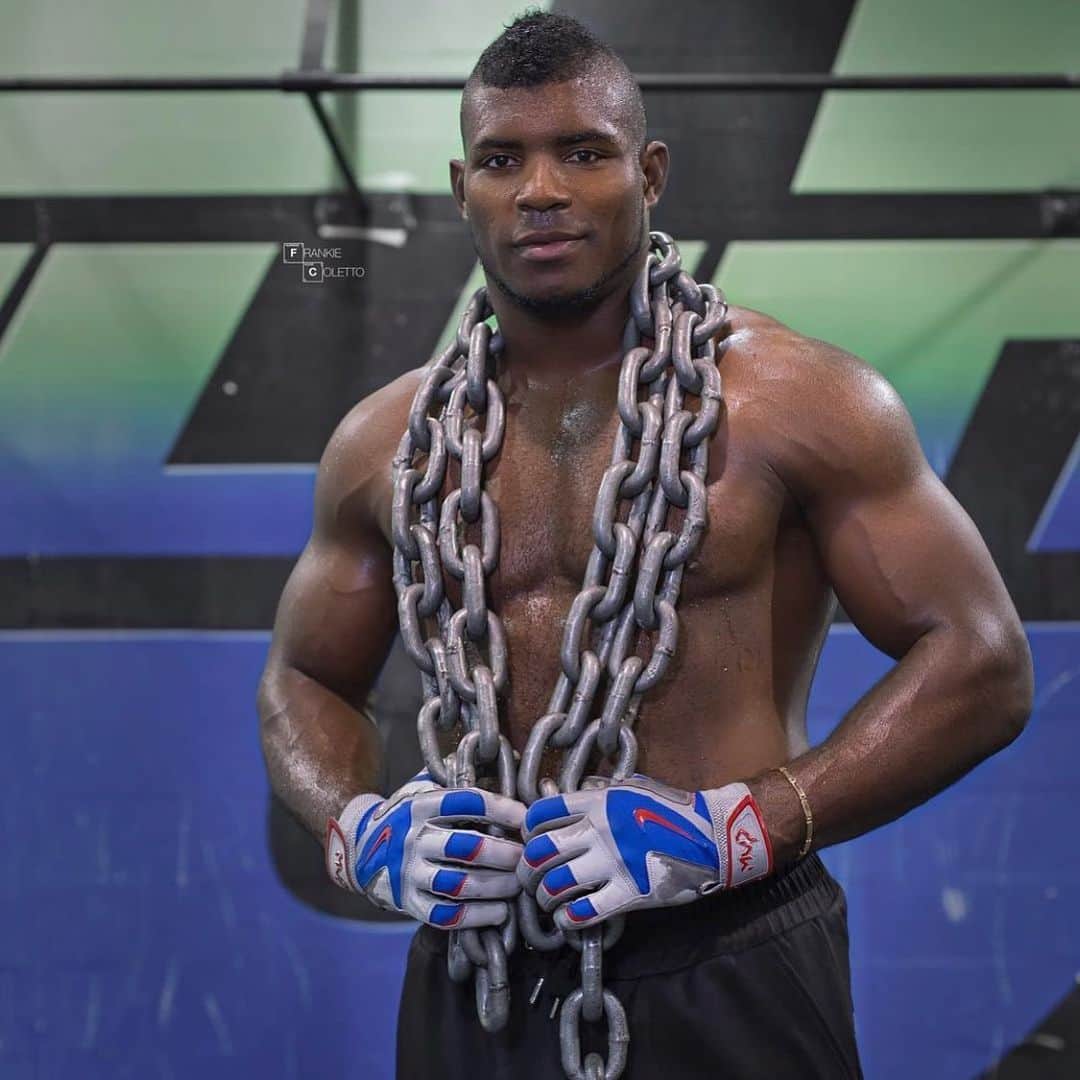 のインスタグラム：「Good morning 🌞 world 🌎 fans and friends ... Lets do this fine togethers.  Who’s ready to #workoutfromhome with Puig?  I want to challenge myself and all of you to get in as good a shape as possible to fight this pandemic. We can use this time to get a great work out from home!  Comment below with the exercises you’d want me to do with you in a 30-45 minute workout LIVE on Instagram together.  I‘m going to pick five winners to workout with me next week - I will work out with one person live every day (at 4pm PST/7pm EST) Monday thru Friday.  The  best workout of the week will win a surprise gift. Let’s do this together and have some fun!  #BeMyTrainer #PuigYourWorkOutBuddy #gym #gymmotivation #gymtime #life #happyday #body #bodybuilding #home #stayathome」