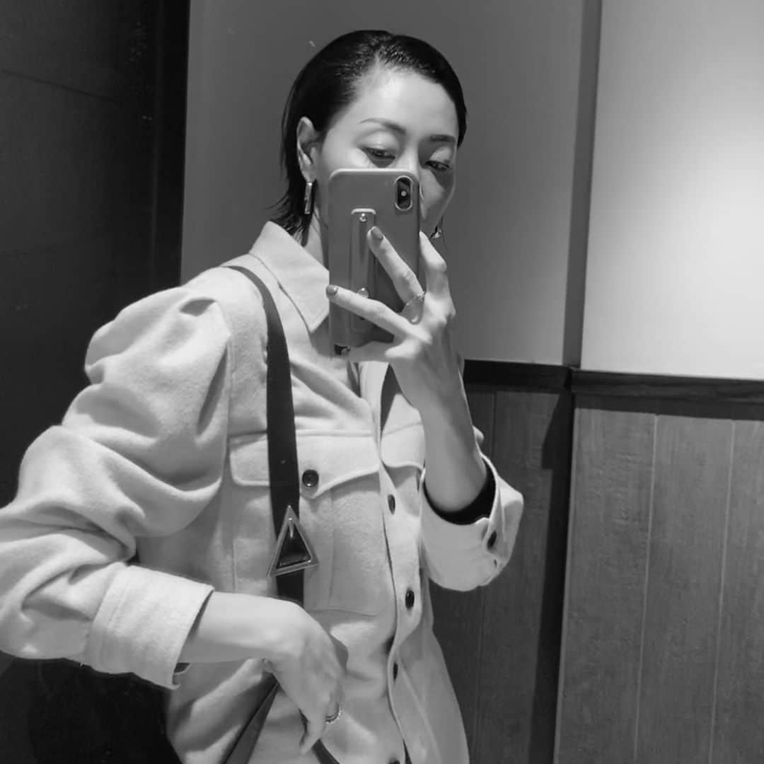 大塚良子のインスタグラム：「#someday #selfie ﻿ 規制がされてから英語もヨガもワークアウトもミーティングも全てオンラインになって遅ればせながら気付いたんだけどオンラインで十分なことが結構多い。英語レッスンに関しては移動に1時間かかってたから外出okになってもオンラインでのレッスンを検討しようかな。 物件廻りもバーチャルビデオでほぼイメージできるからビデオでもらった中で気に入ったとこだけ最終的に見にいけばお互い待ち合わせの手間も時間も省ける ﻿ あと最近友達に教えてもらって楽しんでるのが著名人のワークアウトLive、特に @naomi のライブは初心者でも付いていける内容だし何よりナオミキャンベルが面白くって毎日の楽しみになりそう。セレブのワークアウトを一緒に体感できるってのもちょっと贅沢感。 ﻿ そしてzoom飲み屋やアプリを使ってのハウスパーティーと、ニューヨーカーはこんな時も息抜きを忘れず過ごしたり。 ﻿ 最後にニューヨークでここまで感染が広まった理由のクオモ氏の見解にまた共感したので2枚目以降シェア。 こんな中も毎日毎日出なくてはならない医療従事者の皆さんはじめ生活を円滑に回してくれる人達には頭が上がりません。」