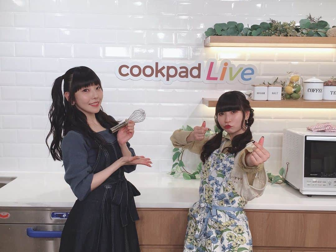 ピンキー！☆藤咲彩音さんのインスタグラム写真 - (ピンキー！☆藤咲彩音Instagram)「cookpadLive「キュンとあまい！りさスイーツ」 特別ゲストで出演させていただきました！ありがとうございました🥰 アニマルかわいいフルーツ大福をりさちゃんと作ったよ🍓🥝🍊 りさちゃんのテキパキ料理術を横目に、私は踊ったり牛皮を包んだり踊ったりフルーツ切ったり踊ったりしていました。 楽しかったな〜！！ 普段はご飯ものばかりしか作ってなかったけど、こんなに簡単に楽しくスイーツが作れちゃうなんて、ハマってしまうな、、、😉 #cookpadlive  #りさスイーツ #お料理 #配信 #エプロンは普段家で使ってるやつ」3月28日 0時08分 - pinky_ayane