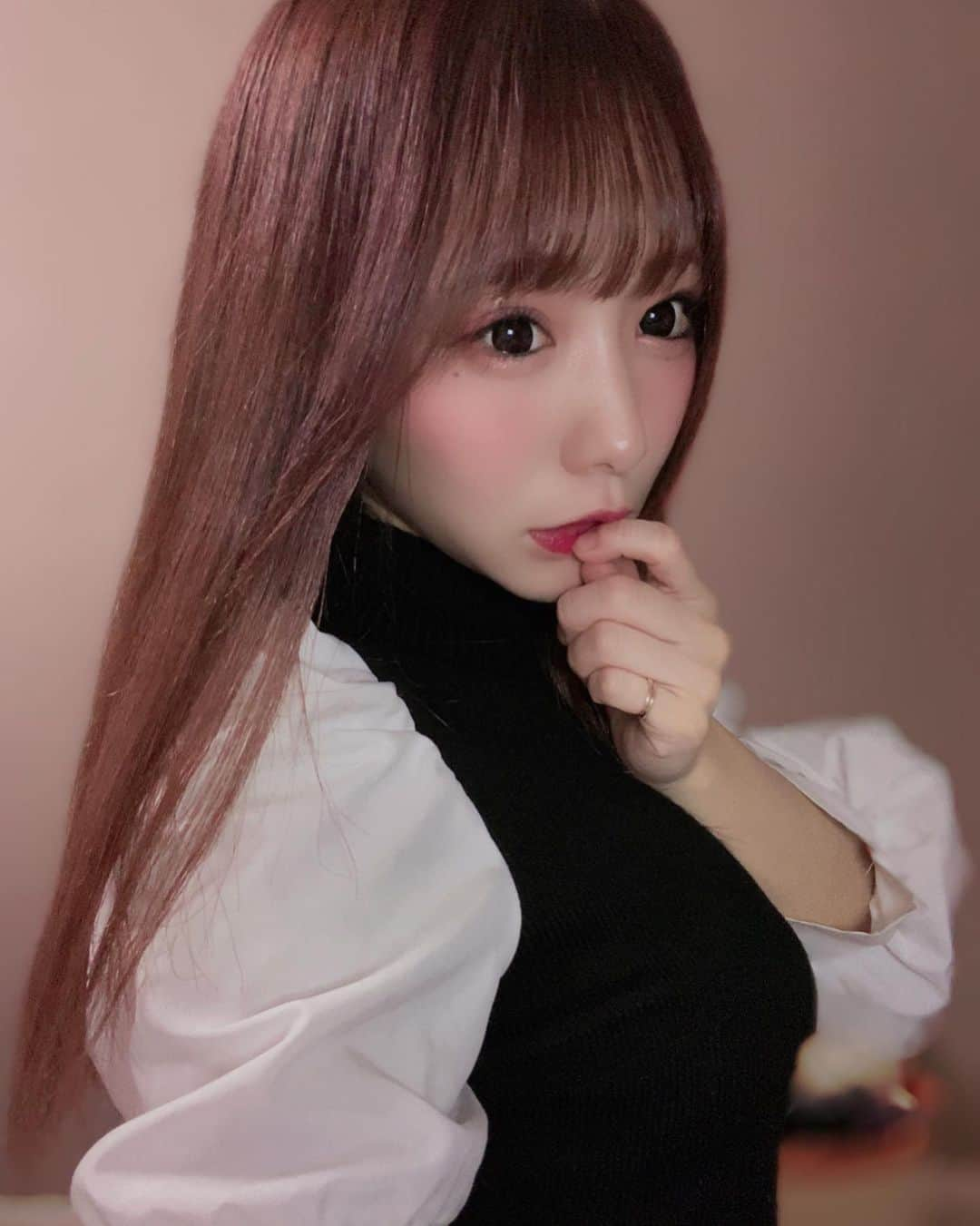 愛田杏奈さんのインスタグラム写真 - (愛田杏奈Instagram)「. . #newhair . . . ピンクベージュ？にして 前髪もカットしたの❤️❤️ . . 前髪セットは、 アイロンで形整えてから オイルとワックスとスプレーであーだこーだ。 . , . 外出禁止だから 久しぶりにちょっとだけインスタライブしてみました！  来てくれた方ありがとう！gn💤 . . . #newhair #hair #haircolor #hairarrange #東京 #美容院 #東京ヘアサロン #イメチェン #ヘアカラー #ピンク #ピンクベージュ #ピンクブラウン #ピンク髪 #春髪 #春色 #ブリーチなし #透明感 #透明感ヘアー #外国人風カラー #ストレートヘア #モテヘア #可愛い髪型 #ストレートヘア #ナチュラルヘア #自撮り #20代女子 #instagood  #likeforlikes #followme」3月28日 0時20分 - anna_osada