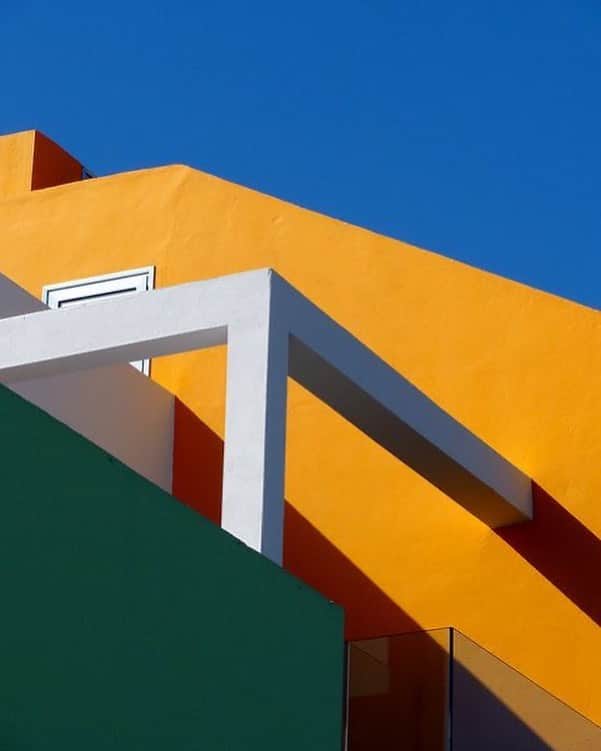 のインスタグラム：「Get inspired: Modern architecture and bright shades. #NewYorkIndustrie #SpringSummer2020 #NYI #EffortlessStyle」