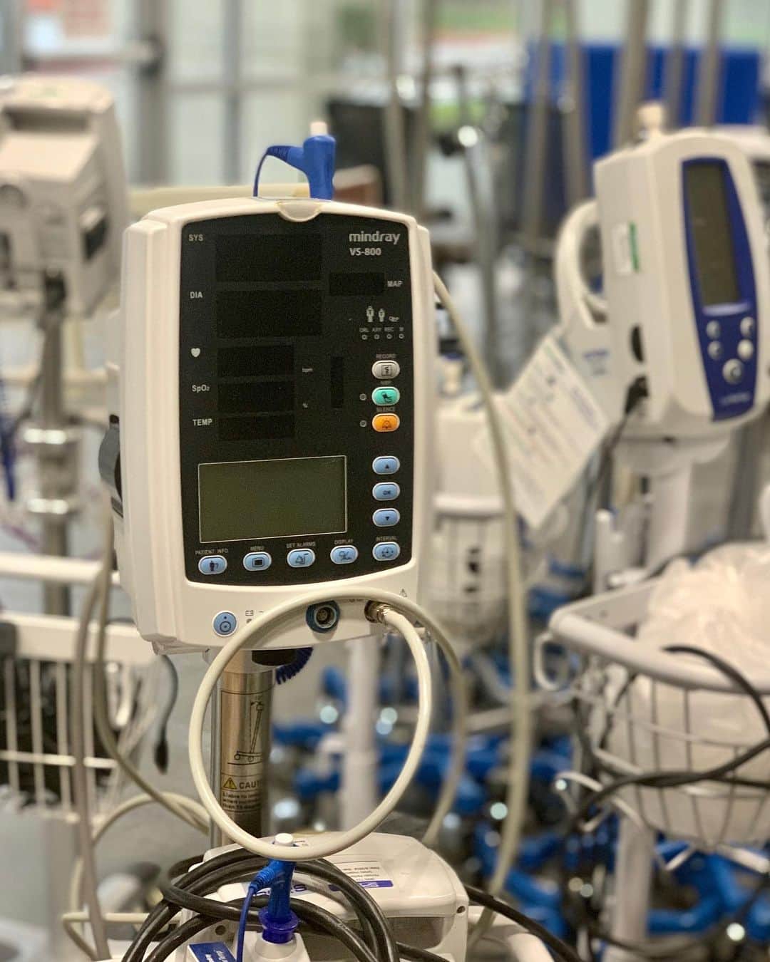 カルロス・コレアのインスタグラム：「We are delighted to announce the donation of over $500,000 in medical equipment that will temporarily serve the City of Houston during the COVID-19 pandemic, and later be donated to underequipped hospitals in the poorest regions of Central America.  Special thank you to Laura Rodríguez, CEO at @kindredhealth and @nacchelp for the collaboration.  The items include surgical equipment, exercise and rehabilitation machines, high-tech manikin for CPR training, numerous IV poles, chairs, cabinets, accessible toilets for disabled patients, and much more. @correa_family_foundation」