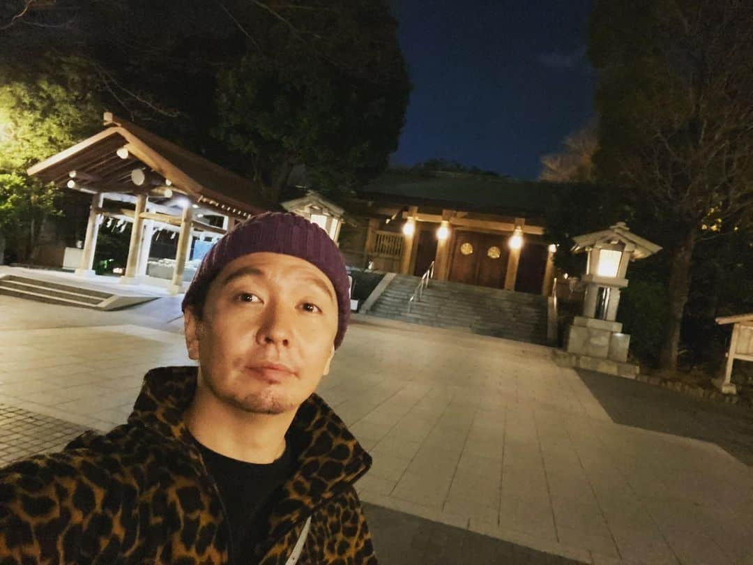 SHOCK EYEさんのインスタグラム写真 - (SHOCK EYEInstagram)「閉門した後の東郷神社の佇まいが、実は好き^_^ なんか立派なお屋敷みたいで、門の奥には本当に神様が住んでるみたいに思えるんだ😄  今頃、お昼のお役目を終えて、門の奥では、食卓を囲んで、食事でもされているのかな🤔✨😌 そんな思いを馳せ、手を合わせ、その場を離れました👏✨ いつか、ここまで立派じゃなくていいから、こんな風情のお家に住みたいな✨ #東郷神社 #原宿 #神社 #閉門」3月28日 0時15分 - shockeye_official