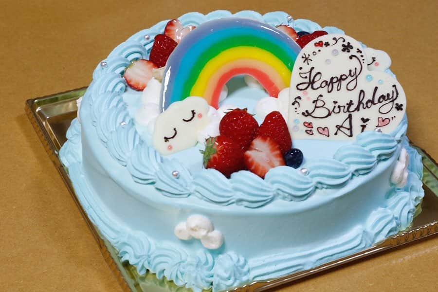 金子藍さんのインスタグラム写真 - (金子藍Instagram)「My Birthday Cake❤️ かわいすぎる . @angelica.cake でオーダー @maip831 @tatsuangelica 忙しい中ありがとう❤️ そして可愛く仕上げてくれて、プレゼントまでマッキーありがとう❤️ . #birthday #birthdaycake #cake #ケーキ #誕生日ケーキ #虹 #haneypresets」3月28日 0時30分 - aikaneko_surf