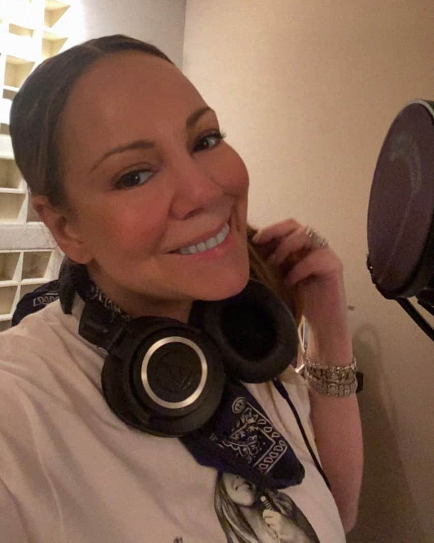 マライア・キャリーさんのインスタグラム写真 - (マライア・キャリーInstagram)「Starting 327 with a new song 🎙💖 #stayhome」3月28日 0時22分 - mariahcarey