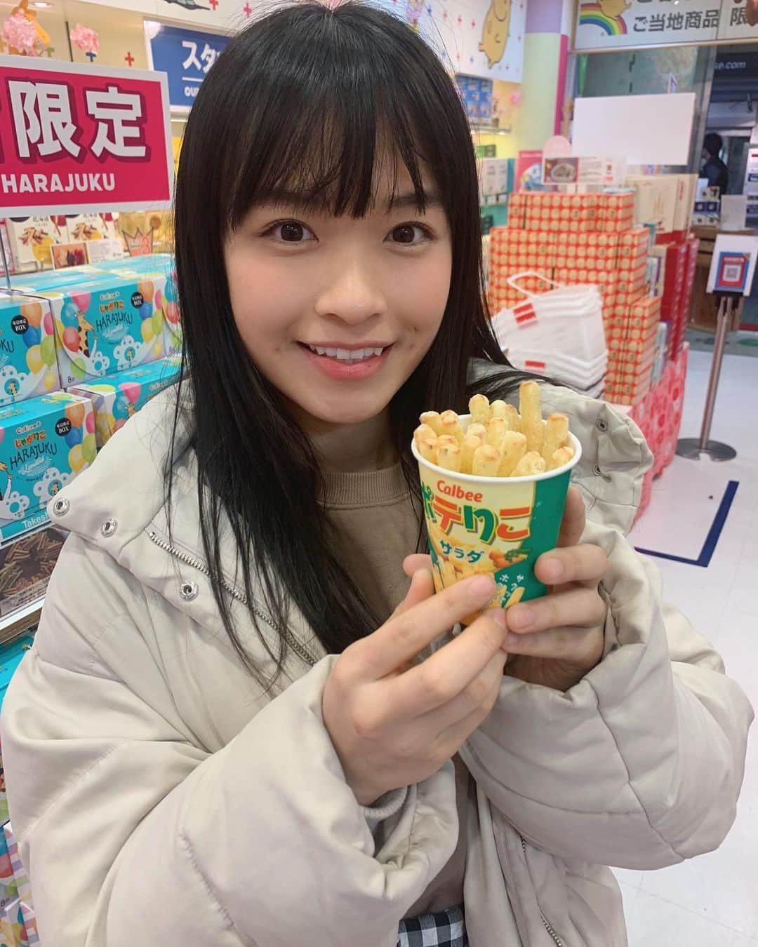 百川晴香さんのインスタグラム写真 - (百川晴香Instagram)「久々にポテりこ食べたらめちゃうまかった😭💕じゃがりこの作りたてみたいな奴なの！カルビープラスのお店見つけたらぜひ買って下さい🙏💕特にじゃがりこ好きは🙊🙊🙊 #カルビー #カルビープラス #原宿 #ポテりこ #サラダ #じゃがりこ #美味しい #お菓子 #好き #calbee #harajuku #japanesegirl #cute」3月28日 0時27分 - momokawaharuka