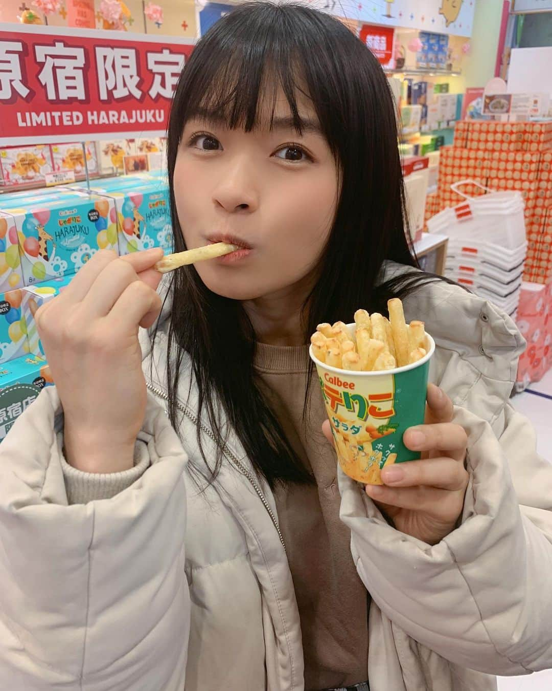 百川晴香さんのインスタグラム写真 - (百川晴香Instagram)「久々にポテりこ食べたらめちゃうまかった😭💕じゃがりこの作りたてみたいな奴なの！カルビープラスのお店見つけたらぜひ買って下さい🙏💕特にじゃがりこ好きは🙊🙊🙊 #カルビー #カルビープラス #原宿 #ポテりこ #サラダ #じゃがりこ #美味しい #お菓子 #好き #calbee #harajuku #japanesegirl #cute」3月28日 0時27分 - momokawaharuka