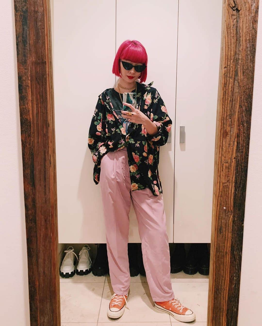 AMIさんのインスタグラム写真 - (AMIInstagram)「vintageの花柄シャツとpink floydのTシャツにjouetieのpinkのset up☺︎ 足元はコンバースのCHUCK TAYLOR👟 ゆるっとシャツもset upもダイスキ。  #Todaysme #fashion」3月28日 0時37分 - amixxamiaya