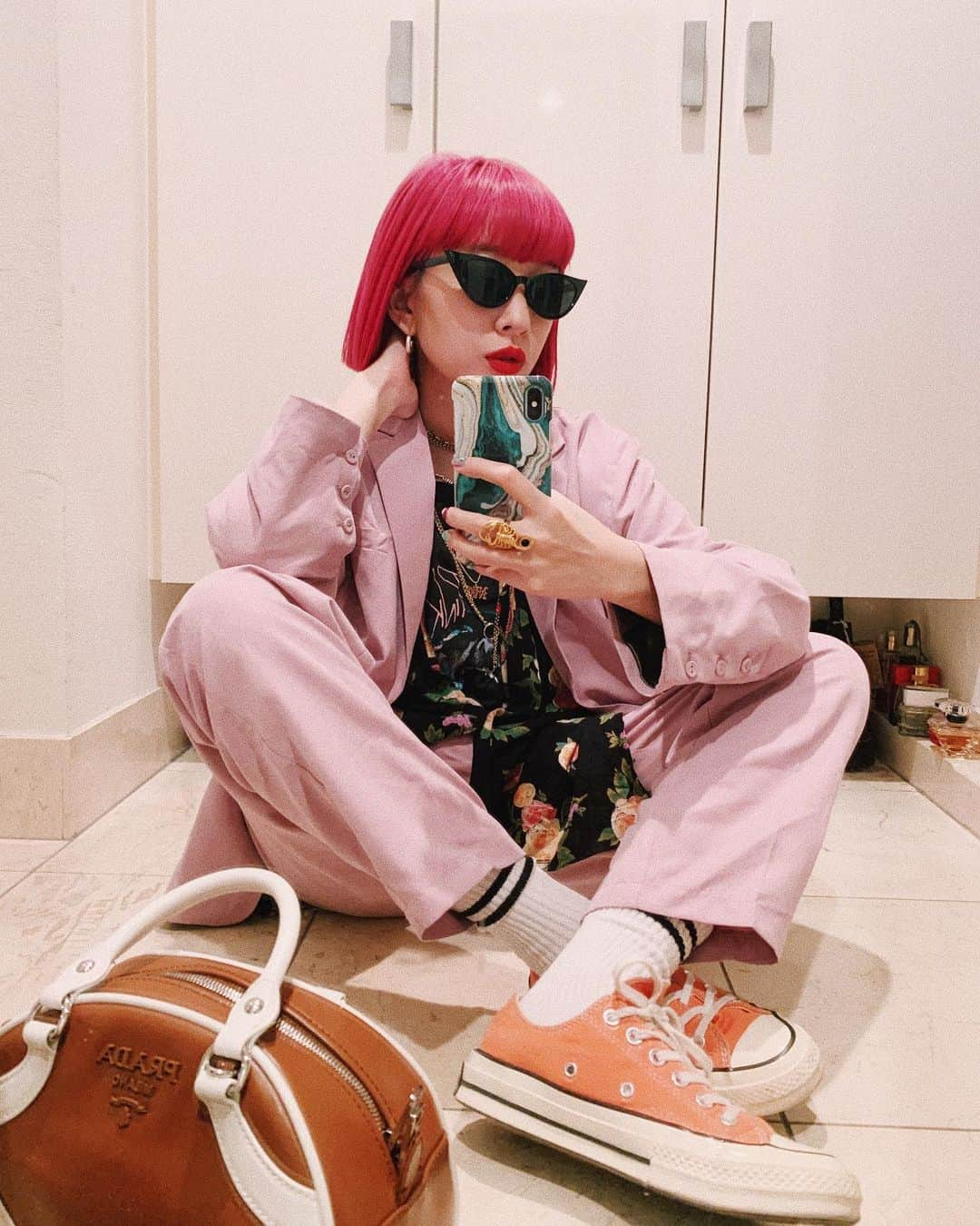 AMIさんのインスタグラム写真 - (AMIInstagram)「vintageの花柄シャツとpink floydのTシャツにjouetieのpinkのset up☺︎ 足元はコンバースのCHUCK TAYLOR👟 ゆるっとシャツもset upもダイスキ。  #Todaysme #fashion」3月28日 0時37分 - amixxamiaya