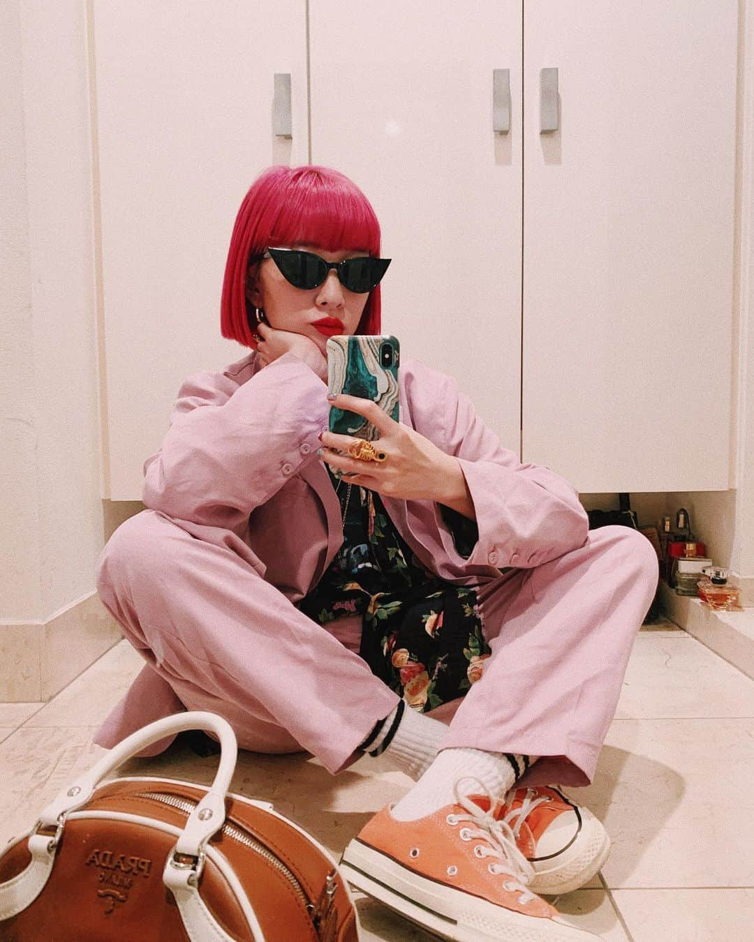 AMIさんのインスタグラム写真 - (AMIInstagram)「vintageの花柄シャツとpink floydのTシャツにjouetieのpinkのset up☺︎ 足元はコンバースのCHUCK TAYLOR👟 ゆるっとシャツもset upもダイスキ。  #Todaysme #fashion」3月28日 0時37分 - amixxamiaya