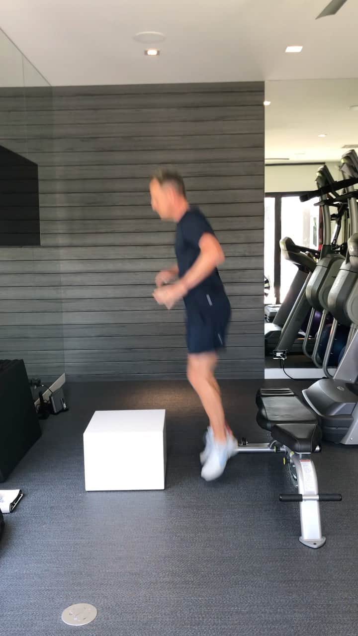 ルーク・ドナルドのインスタグラム：「Here is an exercise I do in the gym to help cultivate muscle stiffness. The downswing only takes about 0.3 seconds, so long big slow jumps won’t transfer as well to golf. The idea here is to create muscle stiffness as you hit the ground and explode up as quickly as possible.  Muscle stiffness is not tightness.  It is the ability to purposefully create rigidity when needed. In this example the force of stepping off, does not buckle you.  Remember that you are trying to hit back against the ground as you hit it. You don’t step off, let the ground hit you, then jump. You are anticipating the ground and hitting back.  This is a great exercise not only to help with those fast twitch muscles but also works on Neuro Muscular speed which is the ability for the brain to send a message to the muscles faster.  If you don’t have access to a gym, you could use a sturdy table  or a step to jump off. This is an advanced exercise for people who already have a good base of strength and training experience.  You can also start on a much lower box and build up.  I do this as part of some other speed drills 2x a week, 3 sets of 5 jumps, with 2 minutes rest between each set. Maximum effort on each jump. @ben.shear #LDTips #golfathome #gymwork #speedtraining #staysafe #stayhealthy」