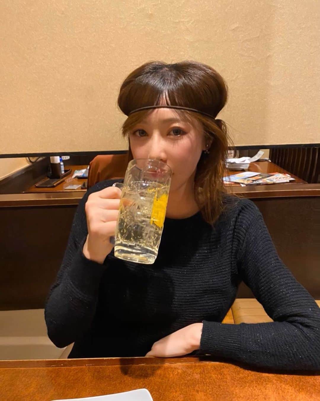 のインスタグラム：「やっほ。﻿ いつも毒舌辛口の私に付き合ってくれてありがとう！  見てわかると思うけどシラフではないよね🤔？﻿ ﻿ 酒癖悪いのに大ジョッキで飲んじゃう🍺﻿ 睡魔との狭間にいたのはとても覚えている。﻿ ﻿ この写真の次の日も当たり前に二日酔いで、半日潰れた…！﻿ この歳にもなって未だにお酒とうまく付き合えない。﻿ ﻿ 皆はお酒で失敗した事ある？﻿ ﻿ 今はコロナで外出すると反感買うっぽいので、終息したら皆飲みに行こう！﻿ そしていろんな話しない？🍡←最近ハマってる絵文字。これ可愛い。﻿ ﻿ ラインアカウント消えたから、皆DMちょうだいね♡﻿ ﻿ ちなみに服の毛玉みたいなのはラメです。﻿ ﻿ ﻿ #酔っ払い﻿ #泥酔﻿ #drunk﻿ #alcohol﻿ #sleepy﻿ #funny﻿ #ドヤ顔﻿ #帰巣本能ゼロ﻿ #二日酔い #15杯」