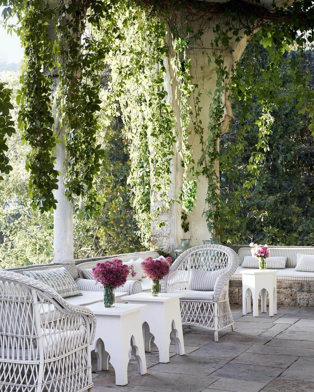 ELLE DECORさんのインスタグラム写真 - (ELLE DECORInstagram)「Hanging vines and white wicker chairs grace a terrace at Beit Trad, the chic guesthouse in the mountains near Kfour. The property was restored by architect @fadlodagher and interior designer Maria Ousseimi, maintaining the integrity and history of the original architecture, with modern touches throughout. Click the link in bio for the full tour of the guesthouse, as seen in our April 2020 issue. Photo: @simonpwatson」3月28日 1時02分 - elledecor