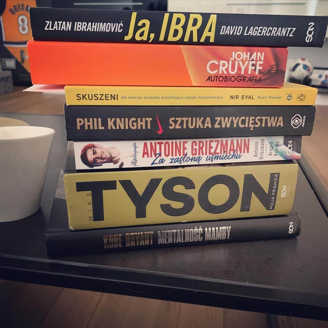 アルカディウシュ・ミリクのインスタグラム：「☕️📚❤️ #stayathome」