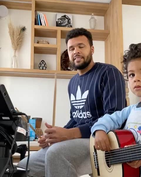 ジョー＝ウィルフリード・ツォンガのインスタグラム：「Please make noise for the new duo of the year 🥁🎸😍 #tsongateam #family #stayhome #restezchezvous  #tennisathome🎾🏠 @atptour」
