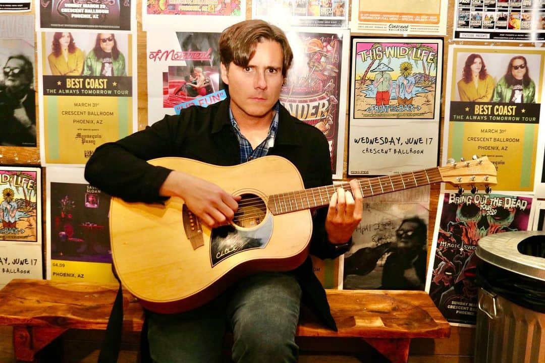 ジム・アドキンスのインスタグラム：「It can feel overwhelming. But it will be ok if you just pick something small you CAN do, and then try. We are going to be posting/streaming a short acoustic (electric?) session every Friday. Included will be info on how you can “tip” to the staff of a small business that has supported our band over the years. @jimmyeatworld #independentvenuelove」